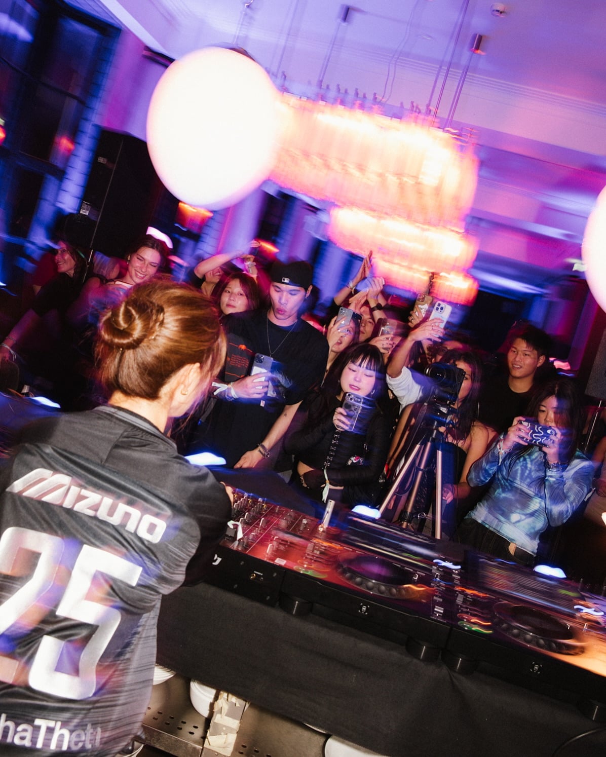 Last Friday, we dove into the Osaka underground with Mizuno 🌊
Where Japanese sound, food, and culture lit up Amsterdam!
From the energy of