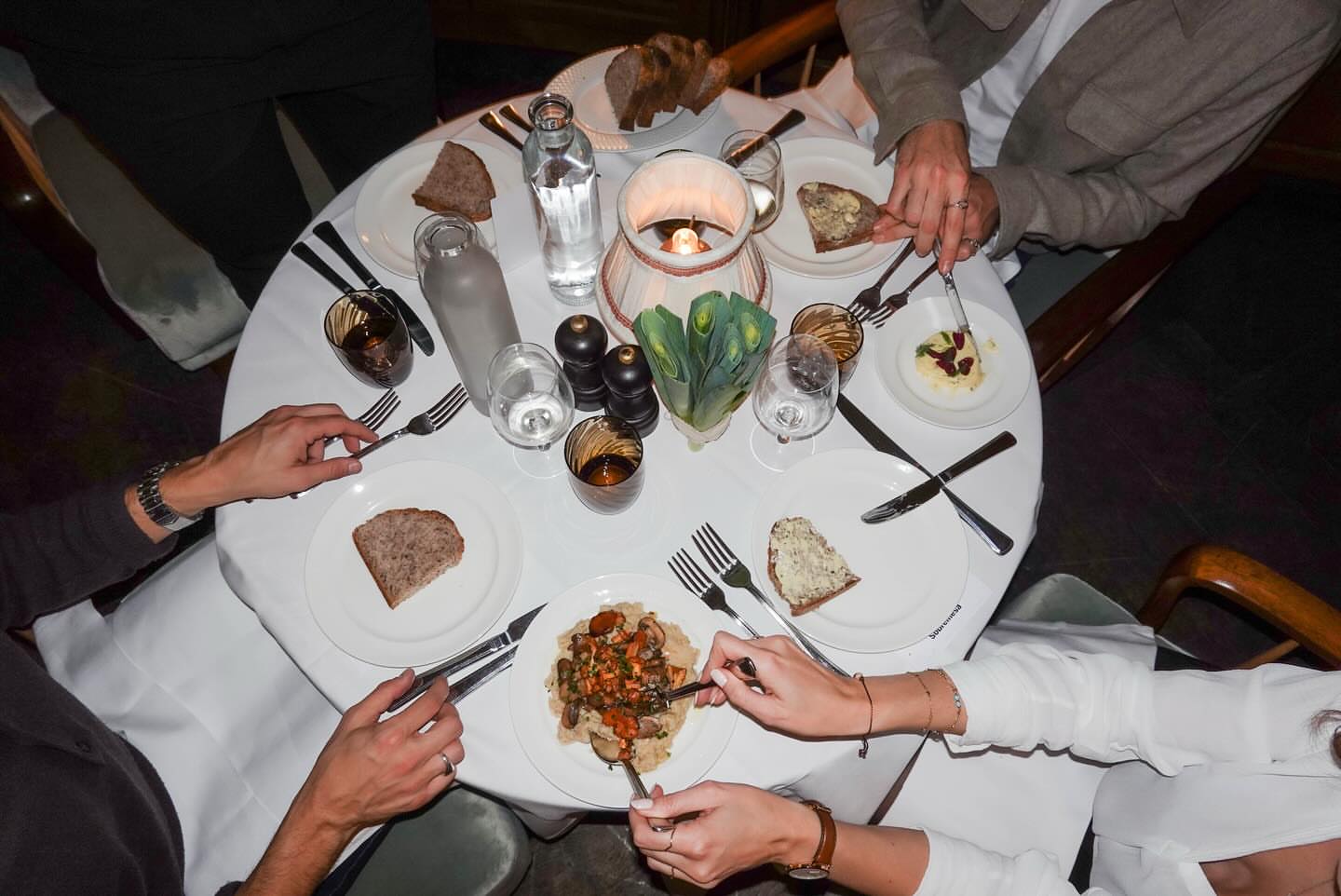 A cozy, relaxed, and deeply seasonal menu for the first Supper Club x Sobremesa at Soho House.
Inspired by early autumn leaves, with mushr